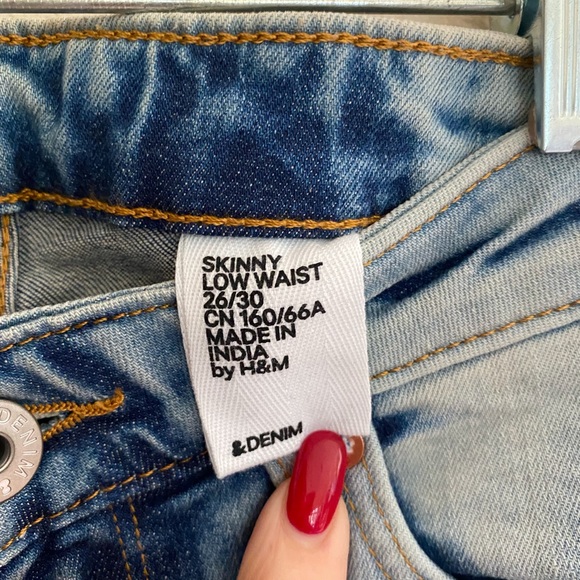 ⬇️LAST CHANCE⬇️ H & M Denim Lightwash 26/30 Skinny Low Waist Jeans EUC - Picture 2 of 6